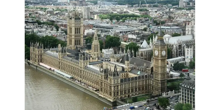 Législatives au UK : promesses de réduction de moitié des dépenses de conseil