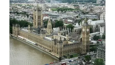 Législatives au UK : promesses de réduction de moitié des dépenses de conseil
